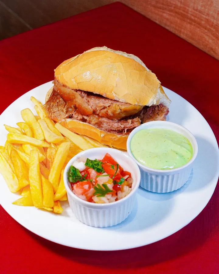Lanche de picanha com fritas do Espaço Mar e Terra