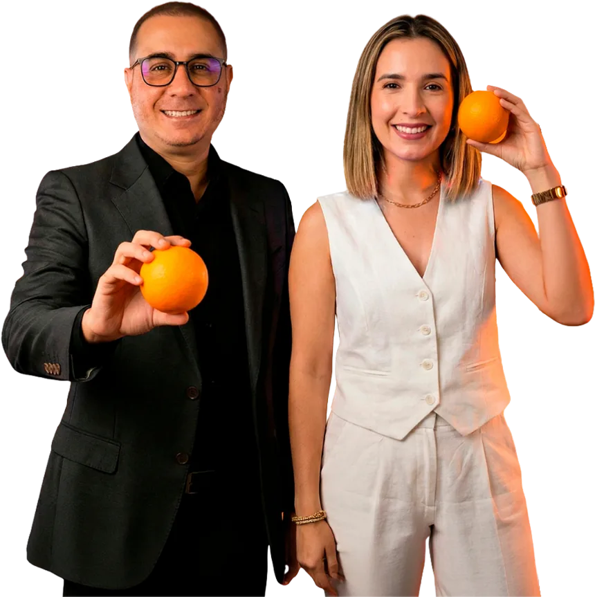 Tarcio e Marjory, sócios da agência de marketing digital Laranja 7, segurando laranjas